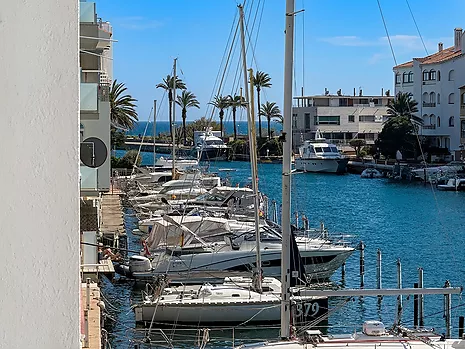 Apartament amb llicència turística i terrassa amb vistes al canal a Empuriabrava