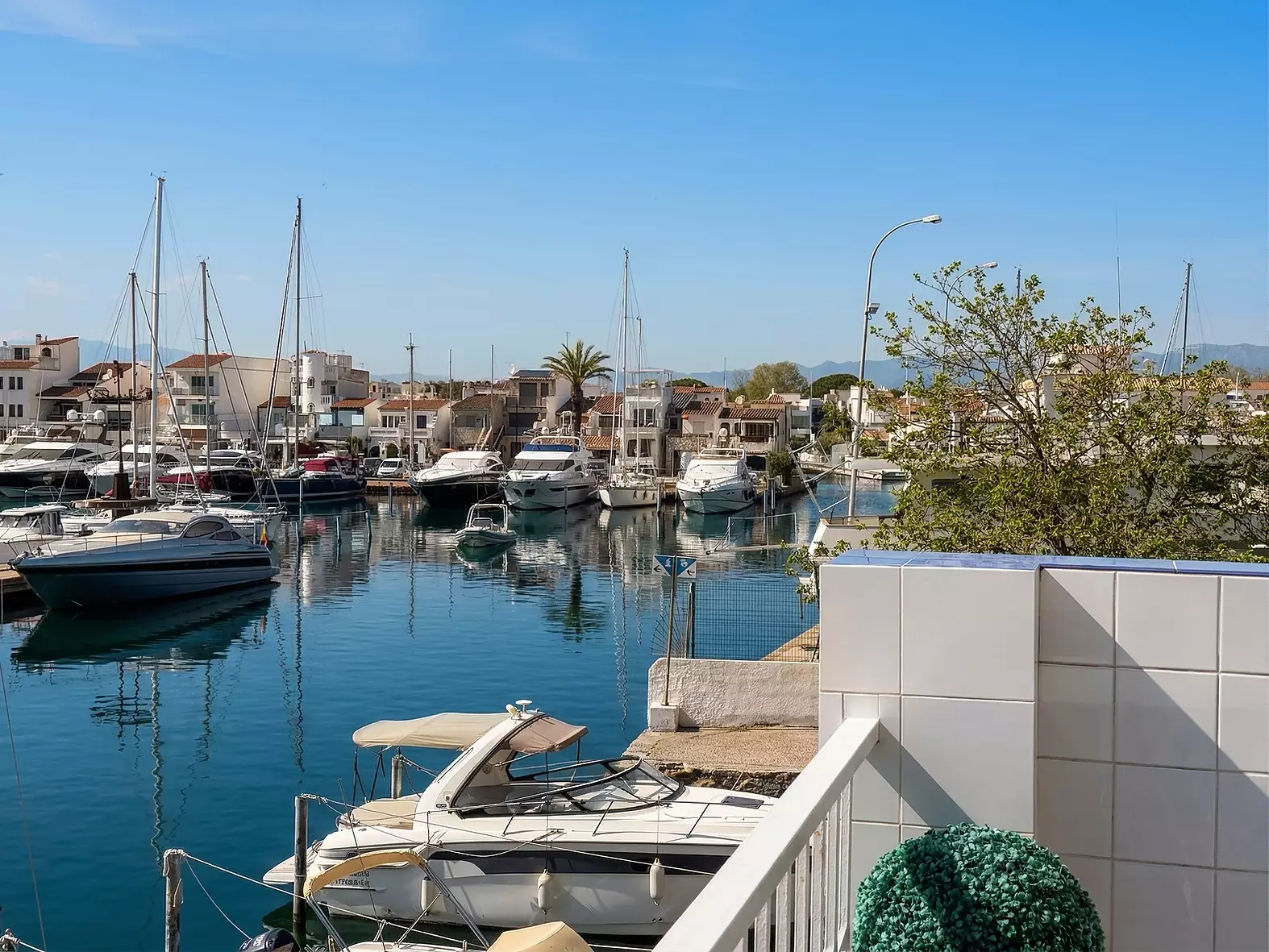 Wohnung mit Touristenlizenz und Terrasse mit Blick auf den Kanal in Empuriabrava