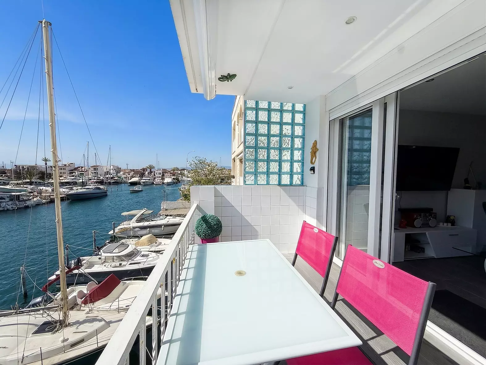 Wohnung mit Touristenlizenz und Terrasse mit Blick auf den Kanal in Empuriabrava