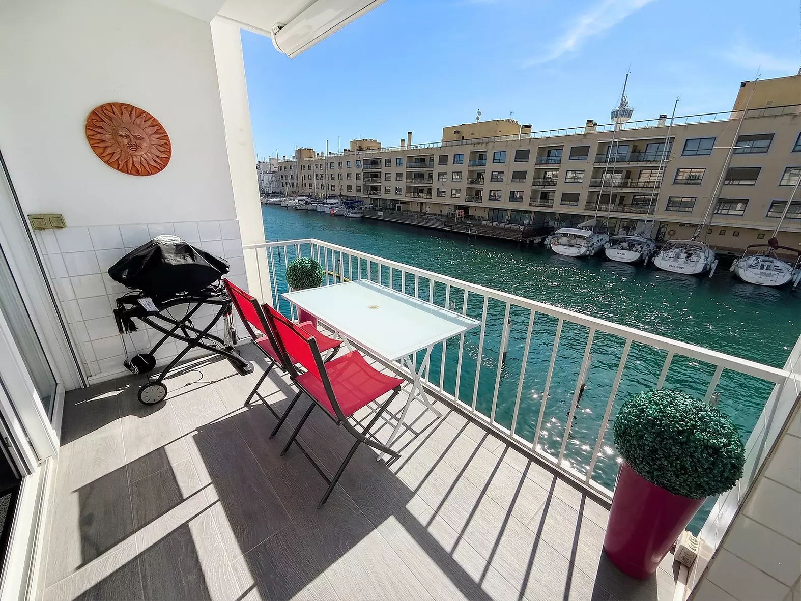 Wohnung mit Touristenlizenz und Terrasse mit Blick auf den Kanal in Empuriabrava