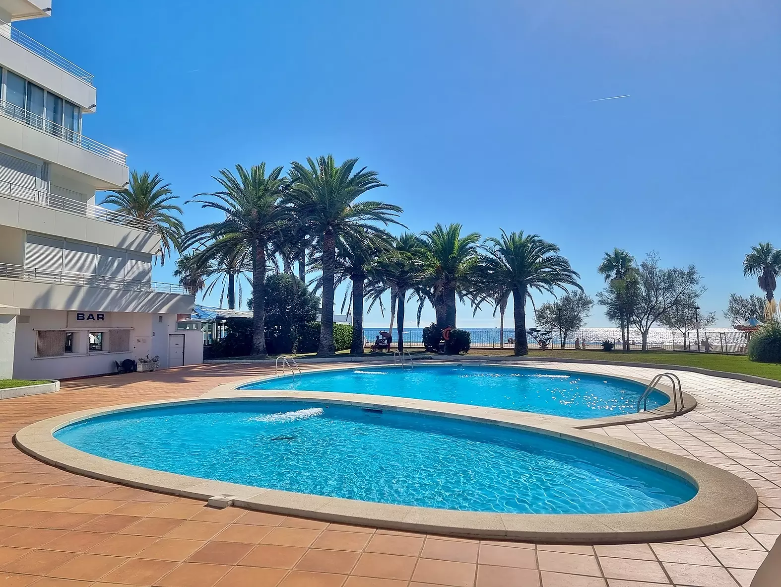 Àtic a Roses en venda amb piscina, aparcament i accés directe al mar.