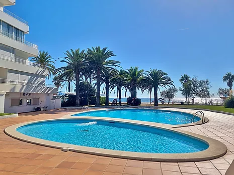 Appartement à Roses à vendre avec piscine, parking et accès direct à la mer.