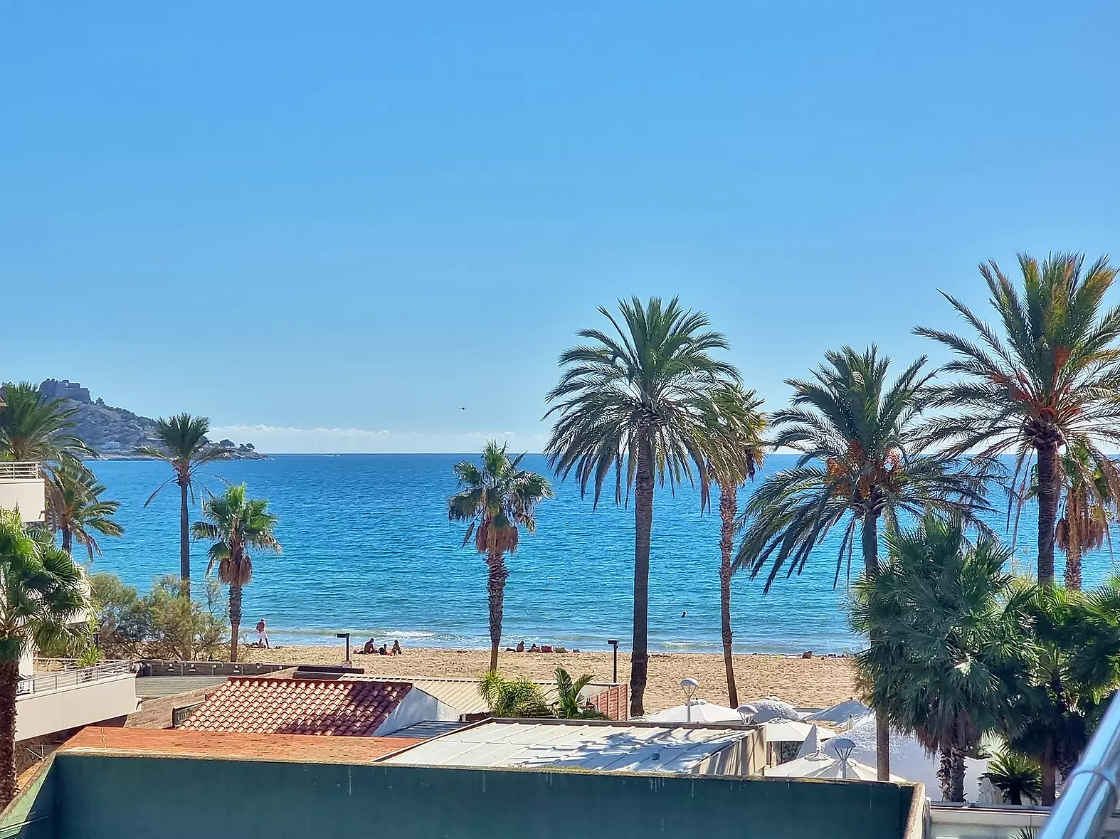Àtic a Roses en venda amb piscina, aparcament i accés directe al mar.