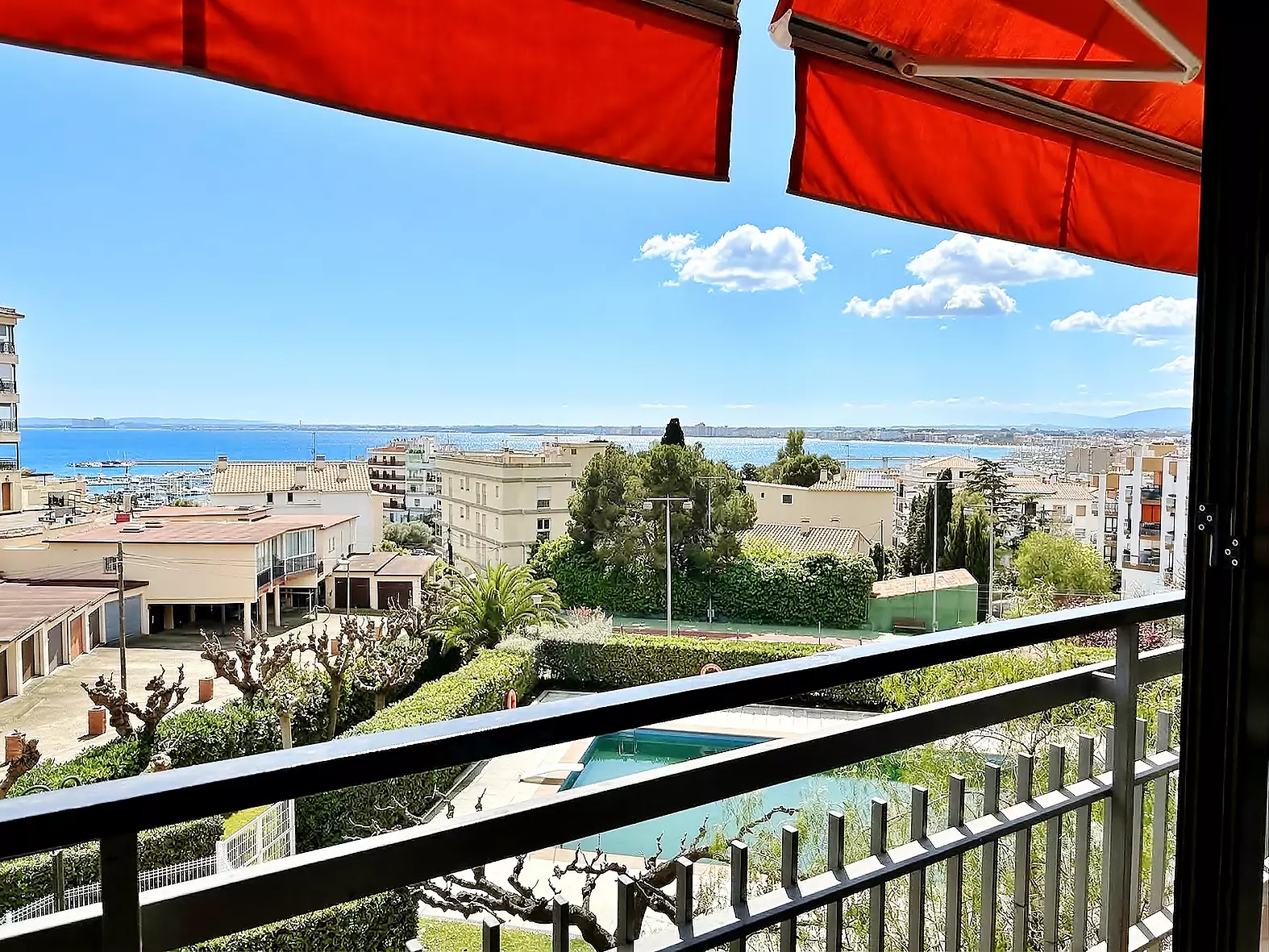 Exceptional Apartment in the Heart of Roses with Sea Views and Parking