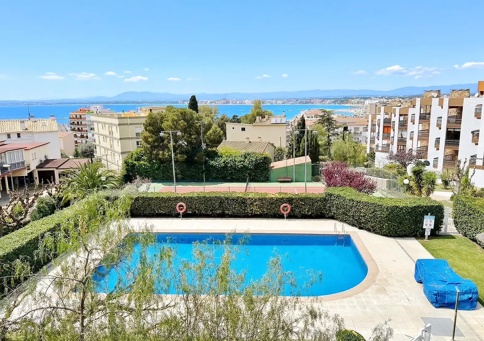 Exceptional Apartment in the Heart of Roses with Sea Views and Parking