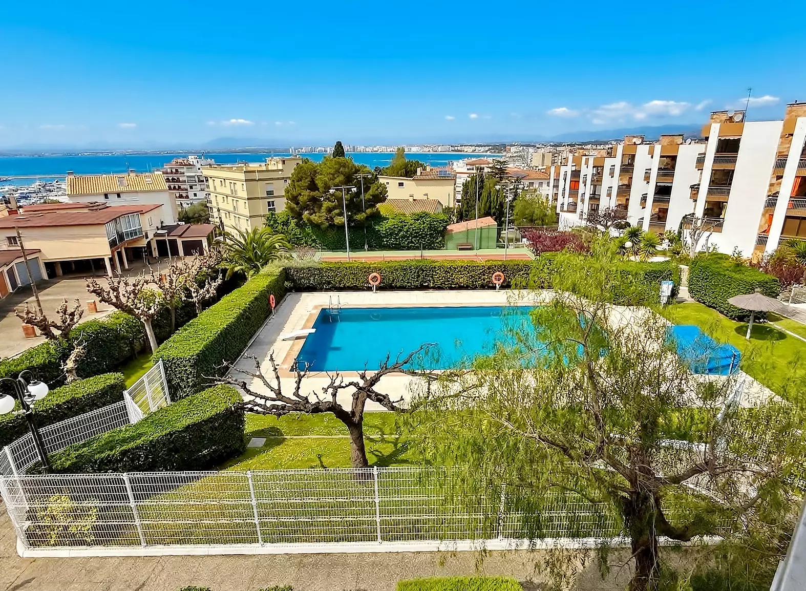 Exceptional Apartment in the Heart of Roses with Sea Views and Parking