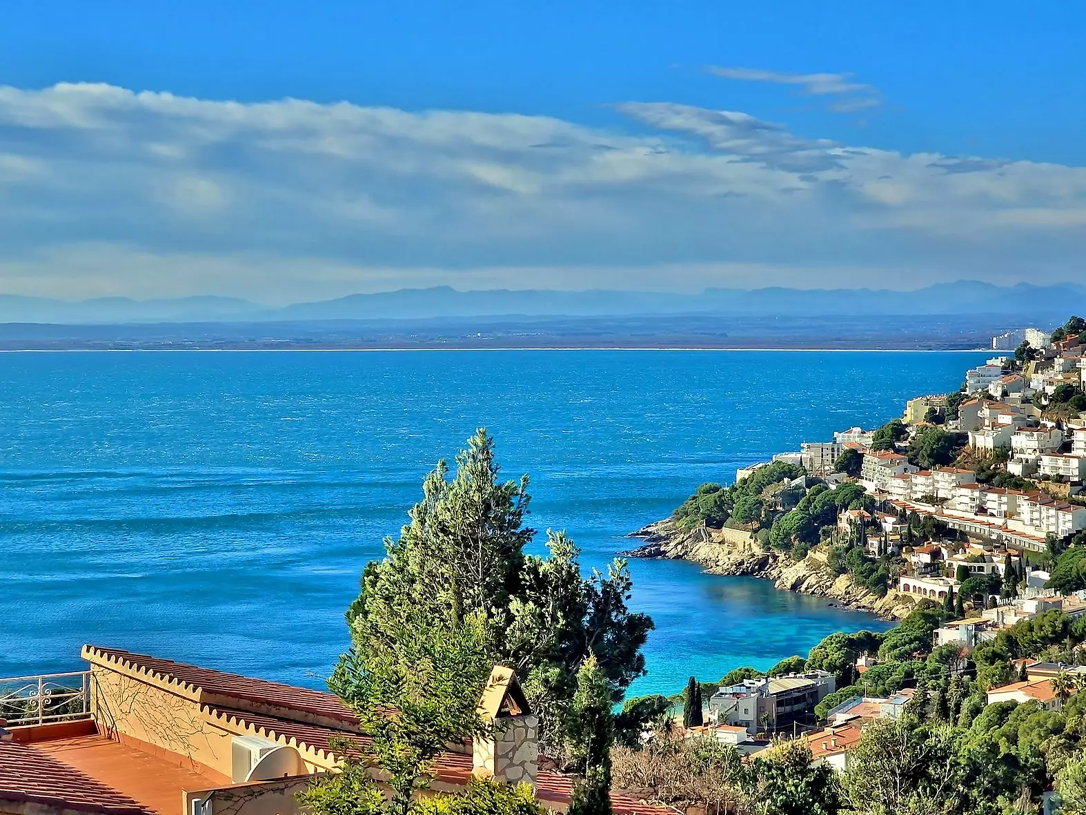 Maison exclusive avec vue sur la mer, jacuzzi et proche de la plage à Roses