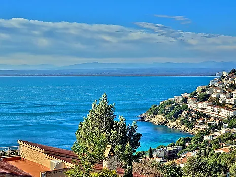 Exclusive house with sea views, jacuzzi, and near the beach in Roses