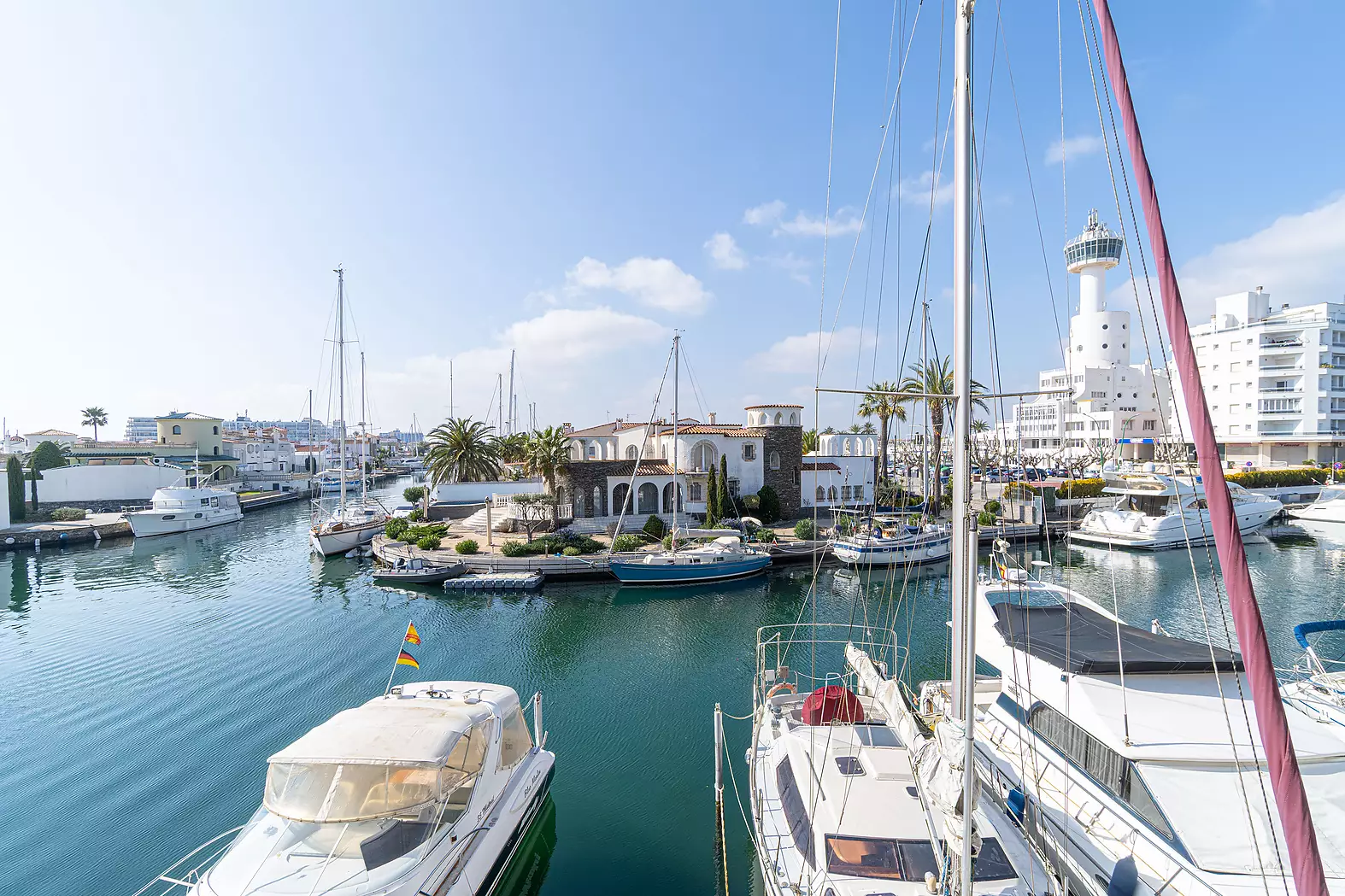 Luxury apartment with parking and magnificent views of the canals