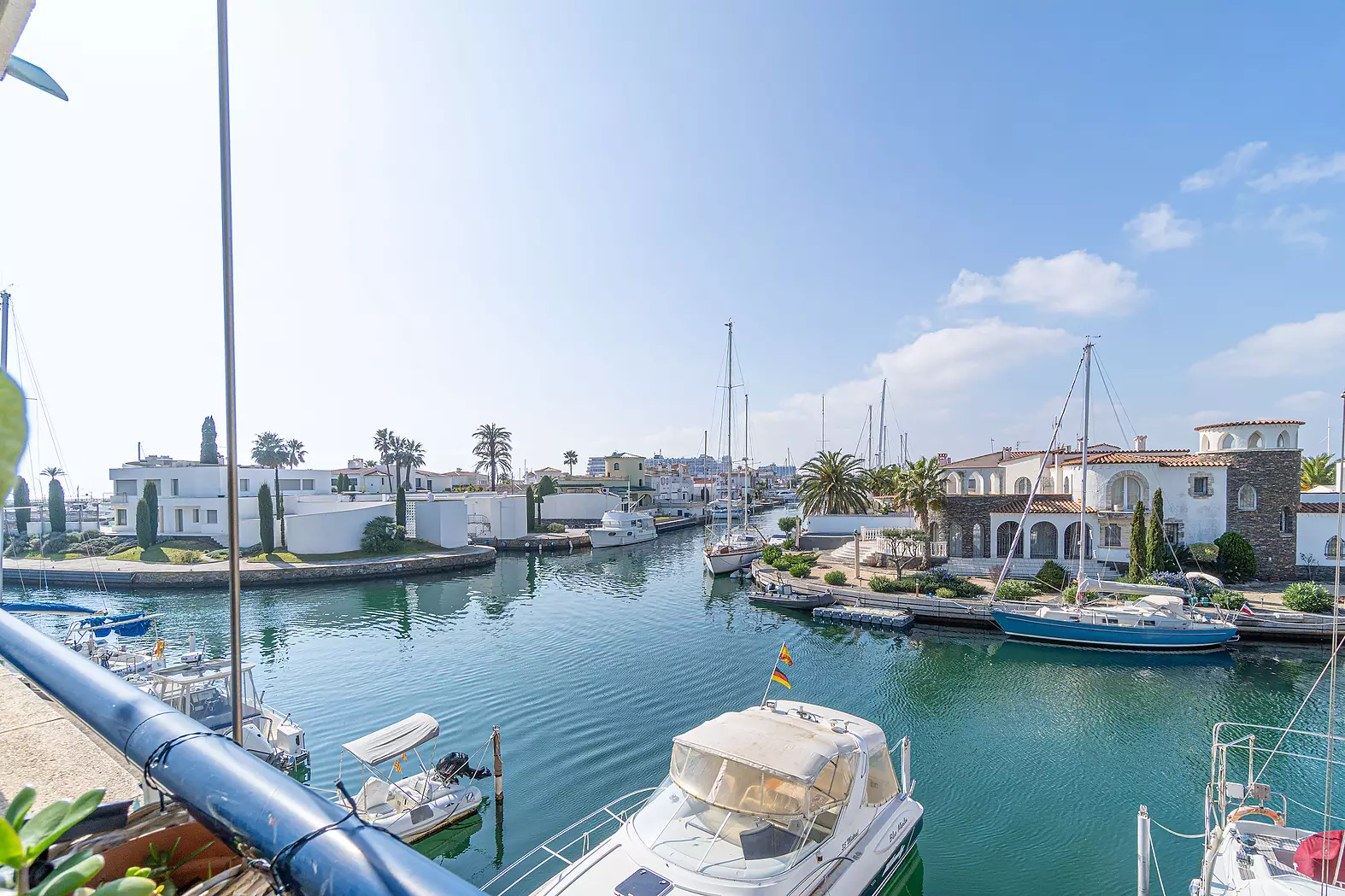 Luxury apartment with parking and magnificent views of the canals