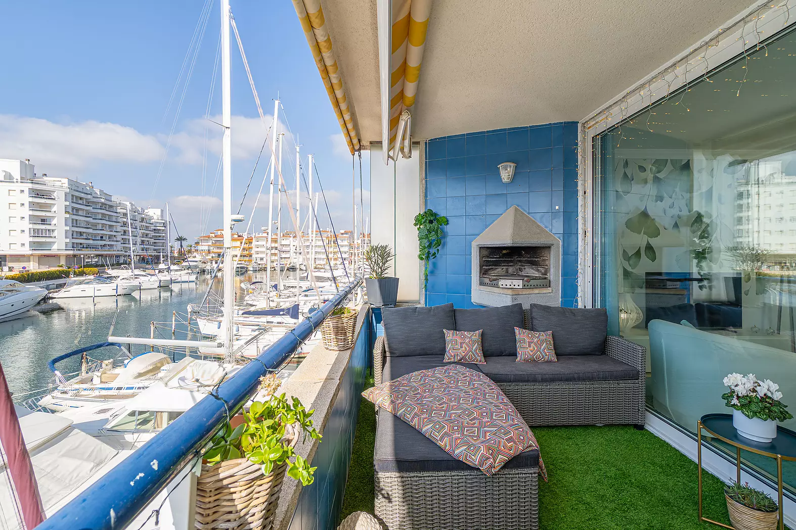 Luxury apartment with parking and magnificent views of the canals