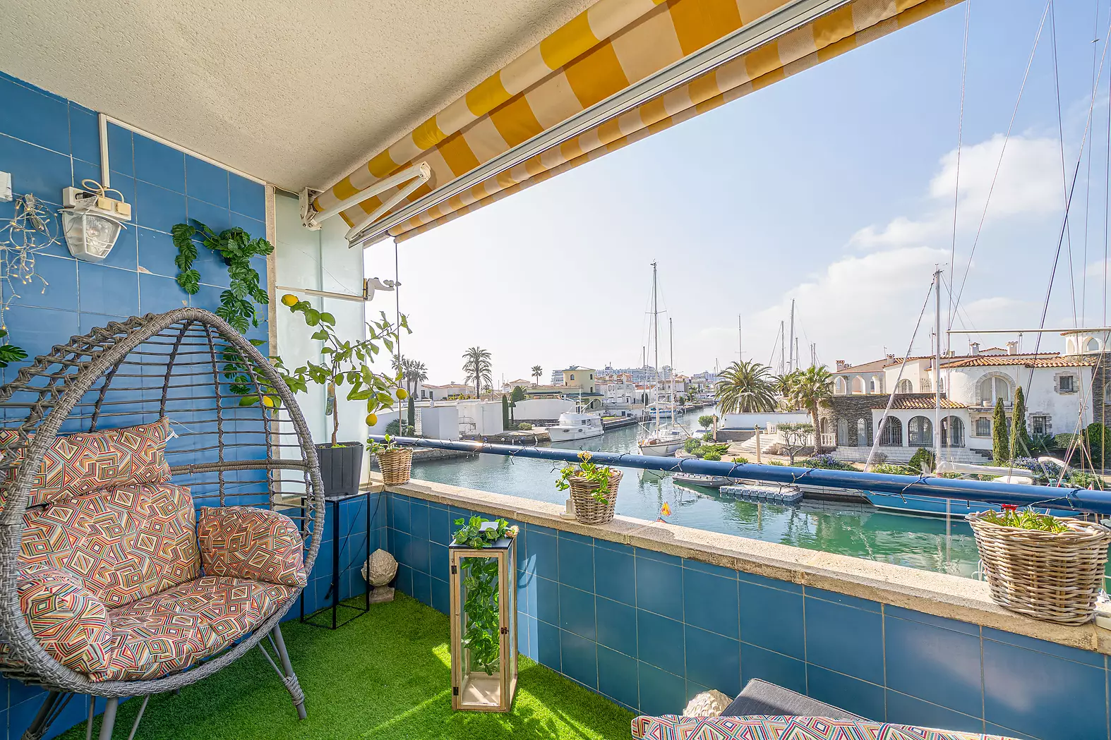 Luxury apartment with parking and magnificent views of the canals