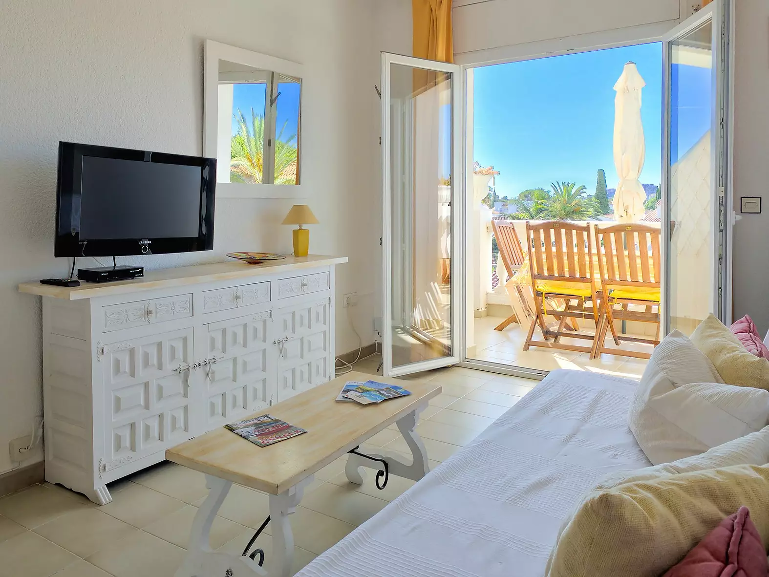 Apartment with pool and tourist license for sale in Empuriabrava