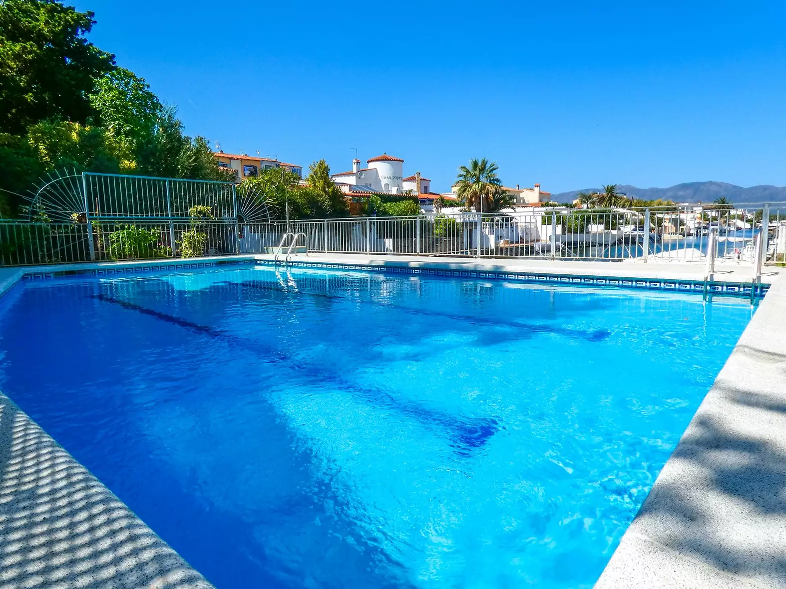 Apartment with pool and tourist license for sale in Empuriabrava
