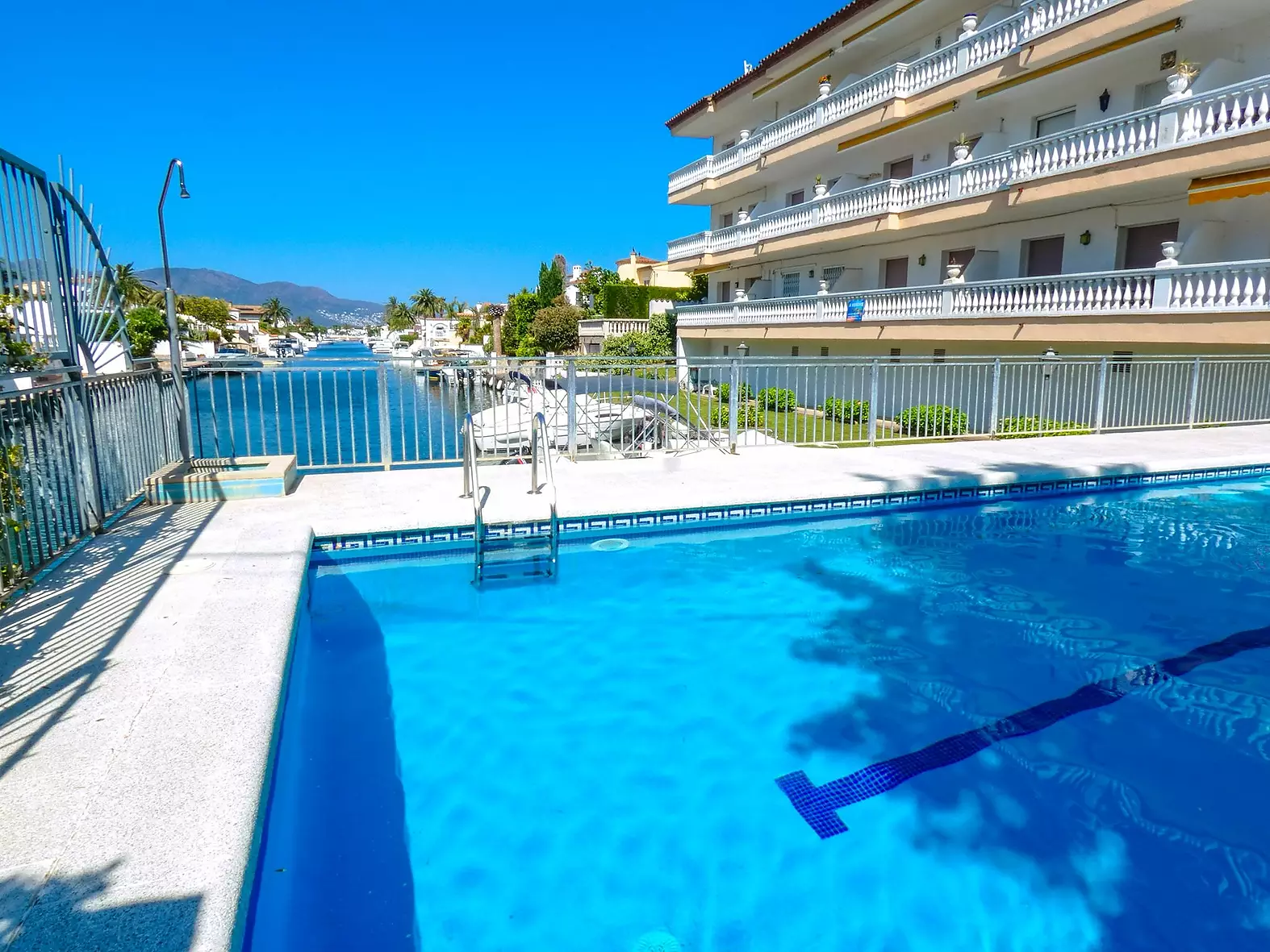 Apartment with pool and tourist license for sale in Empuriabrava