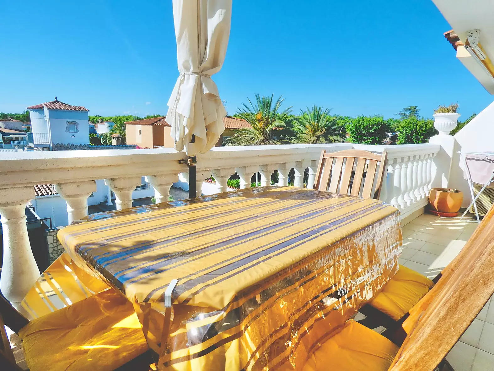 Apartment with pool and tourist license for sale in Empuriabrava