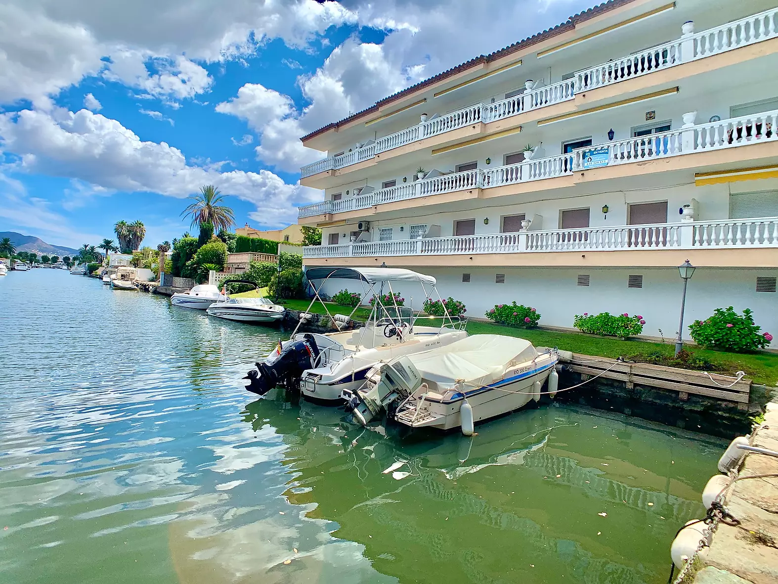Apartment with pool and tourist license for sale in Empuriabrava
