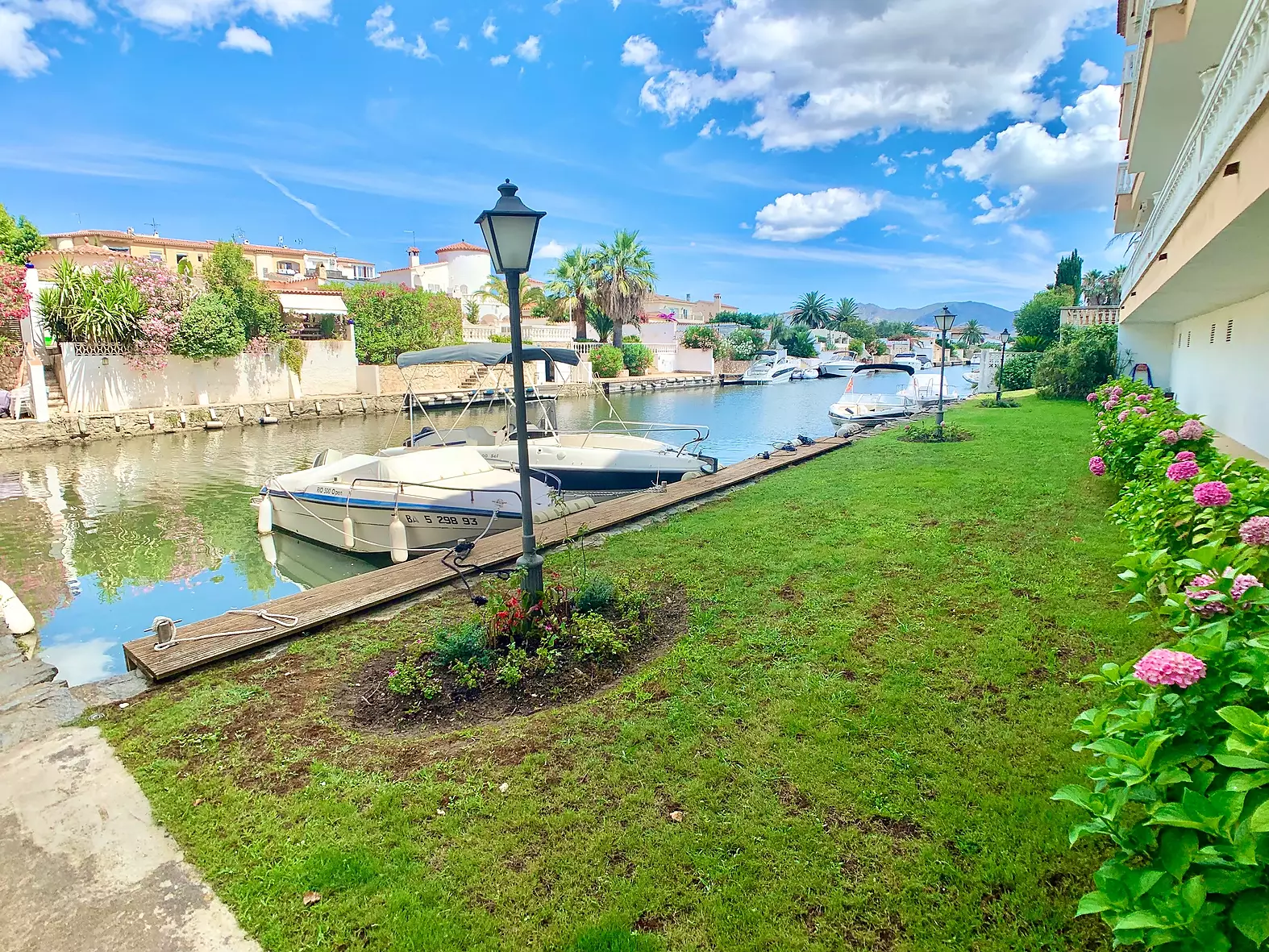 Apartment with pool and tourist license for sale in Empuriabrava