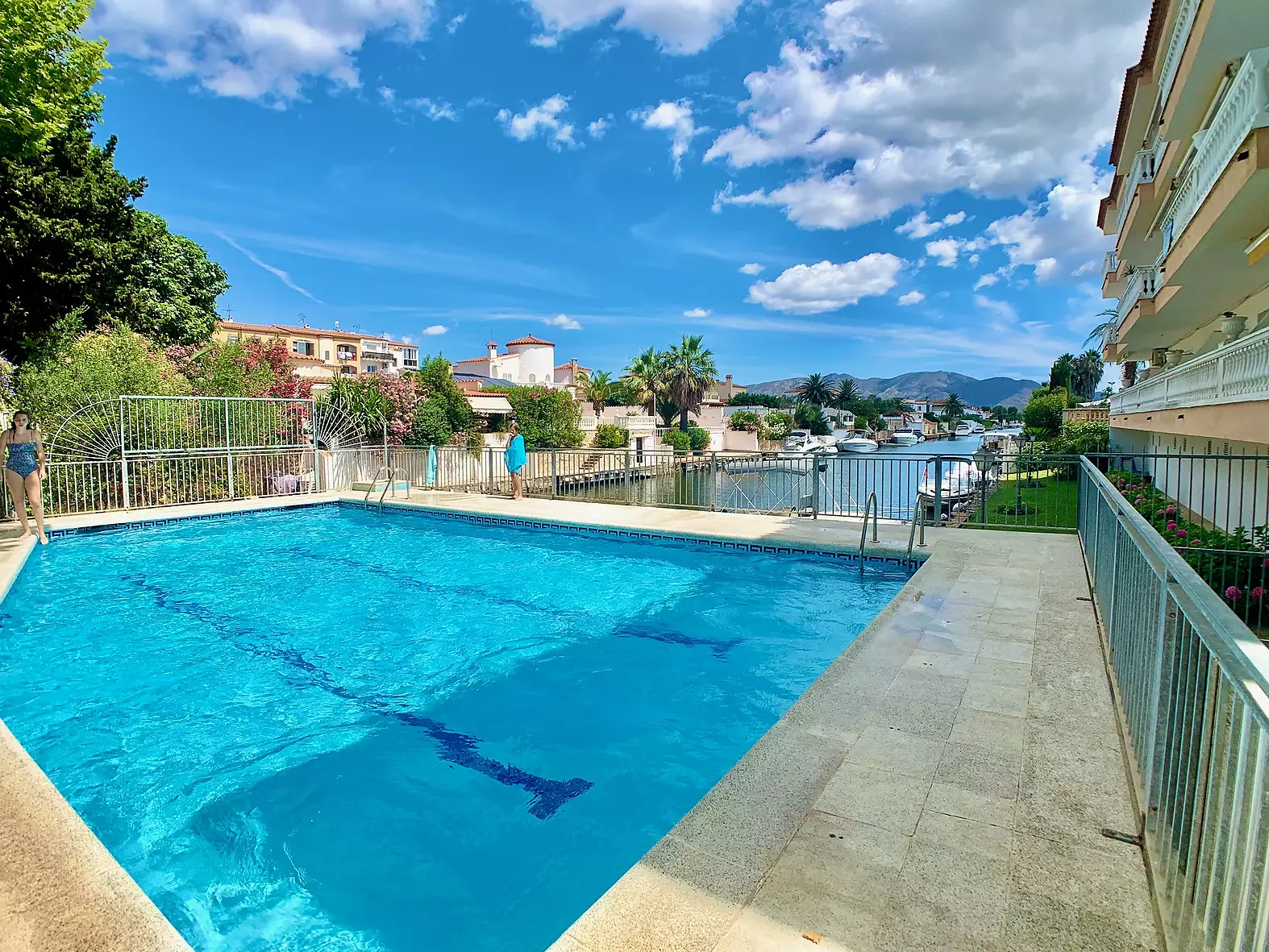 Apartment with pool and tourist license for sale in Empuriabrava