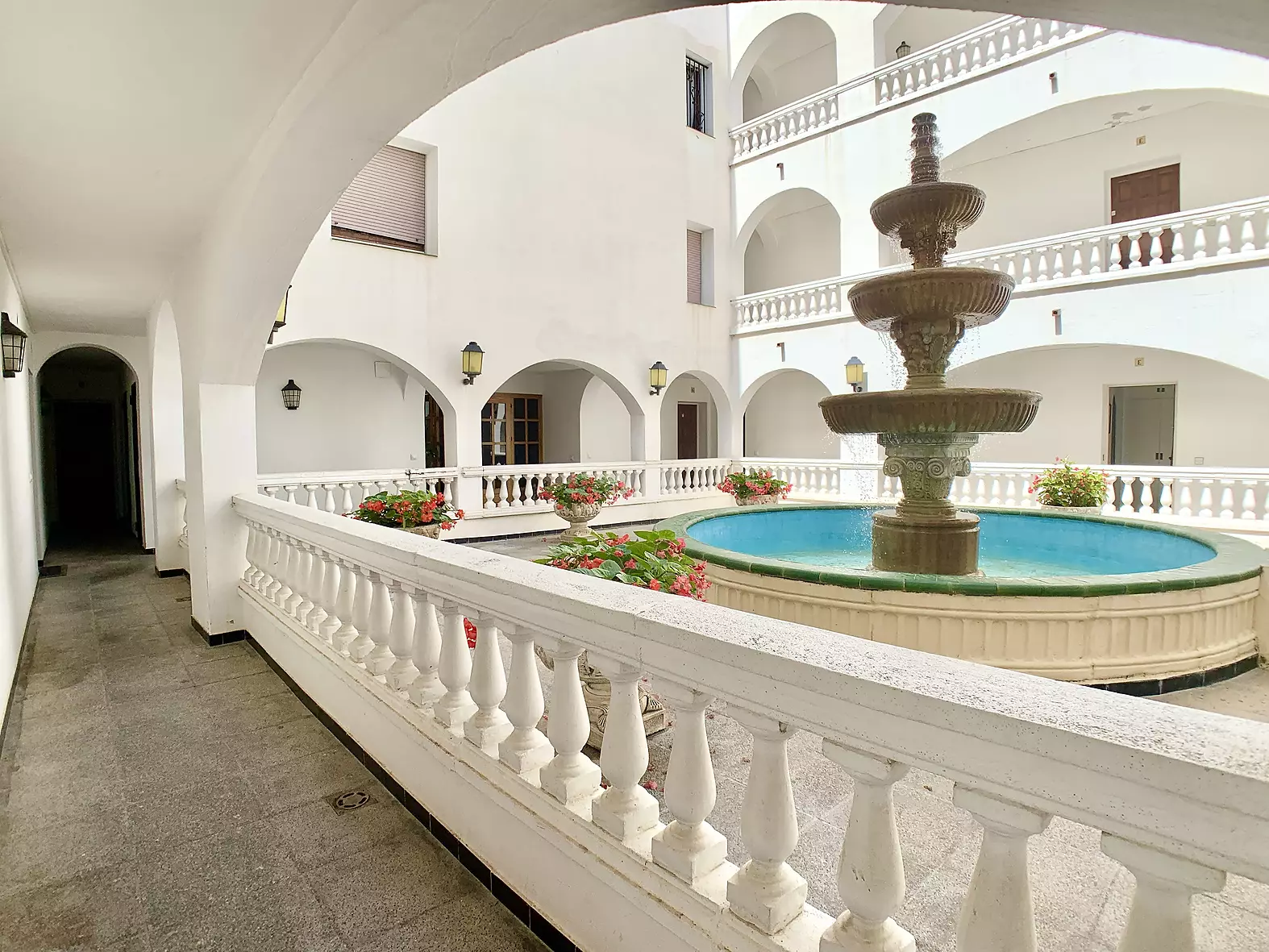 Apartment with pool and tourist license for sale in Empuriabrava