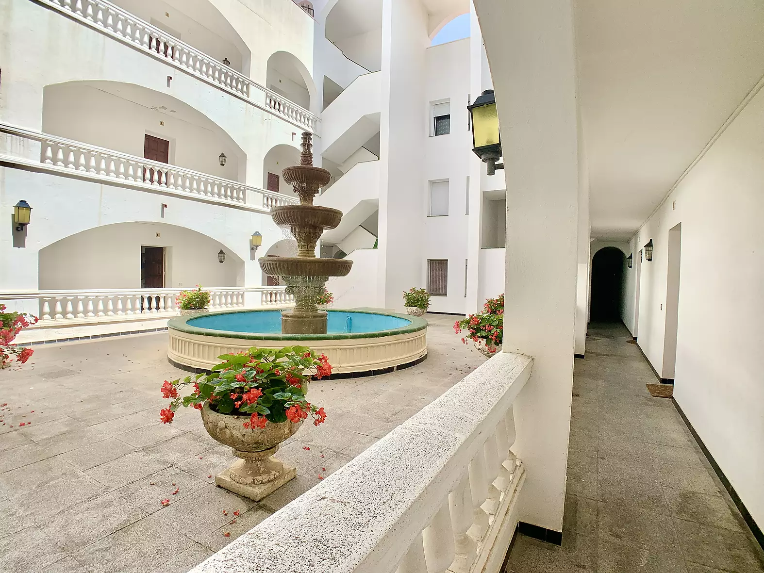 Apartment with pool and tourist license for sale in Empuriabrava