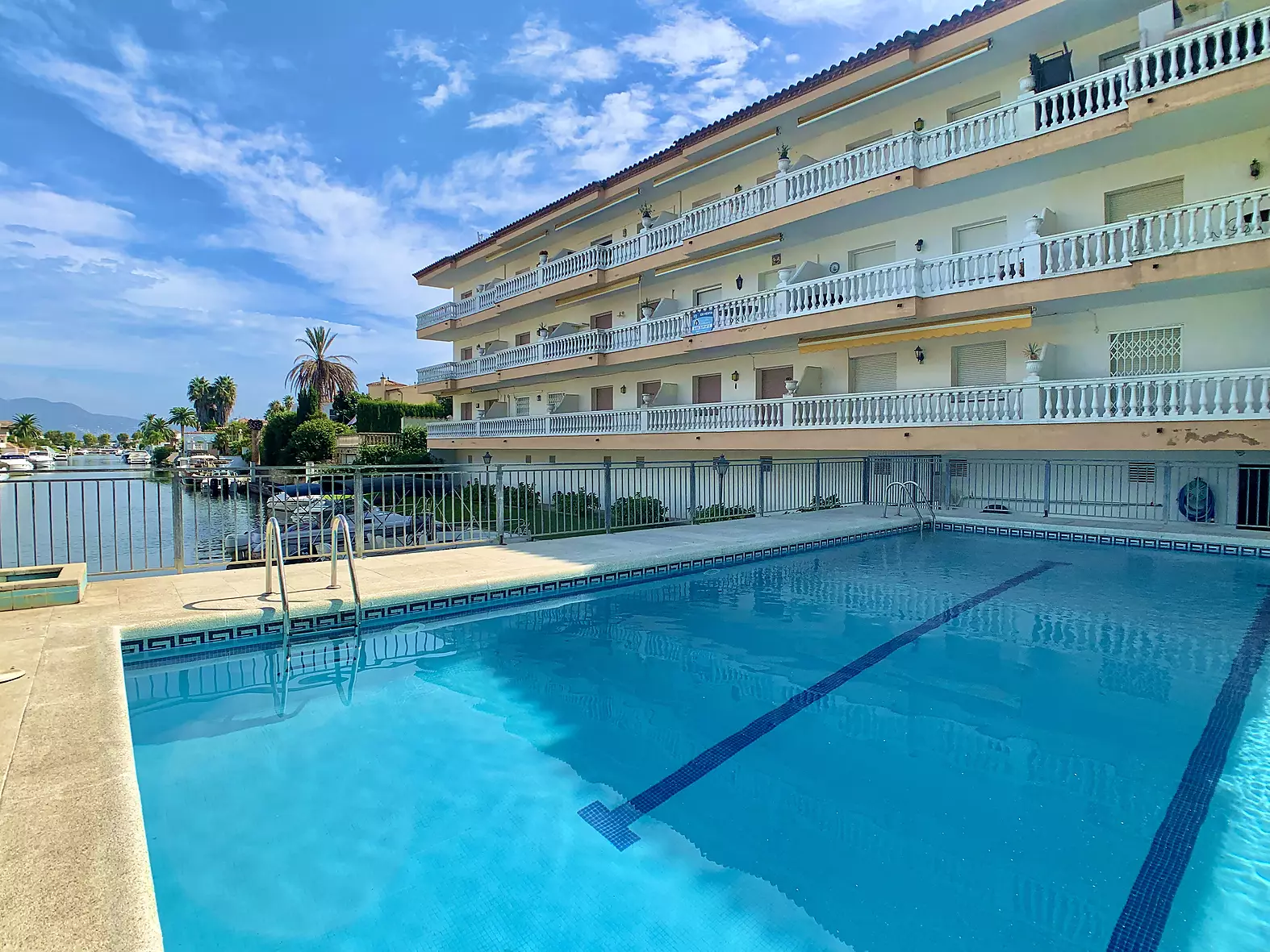 Apartment with pool and tourist license for sale in Empuriabrava