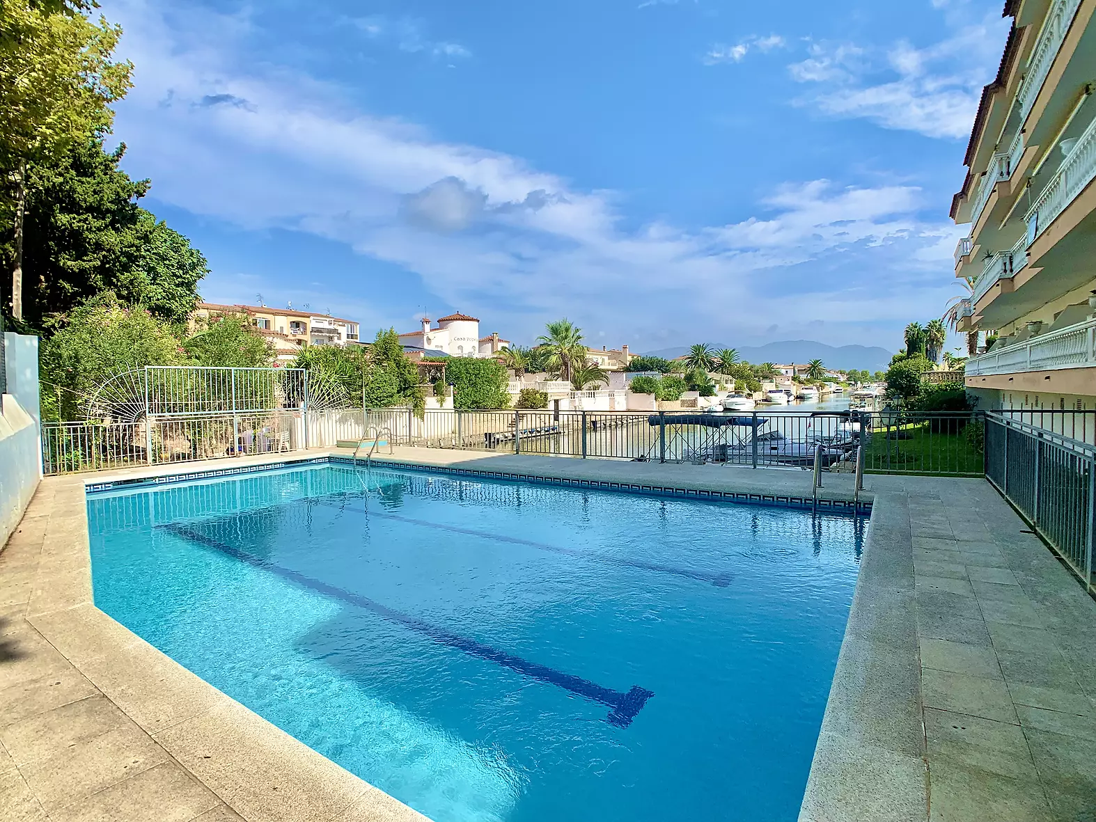 Apartment with pool and tourist license for sale in Empuriabrava