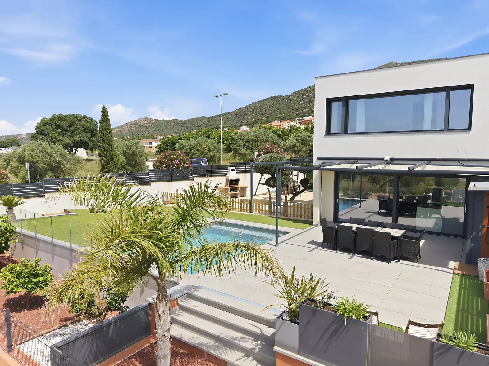 Exclusiva casa moderna amb jardí i piscina privada a Palau Saverdera