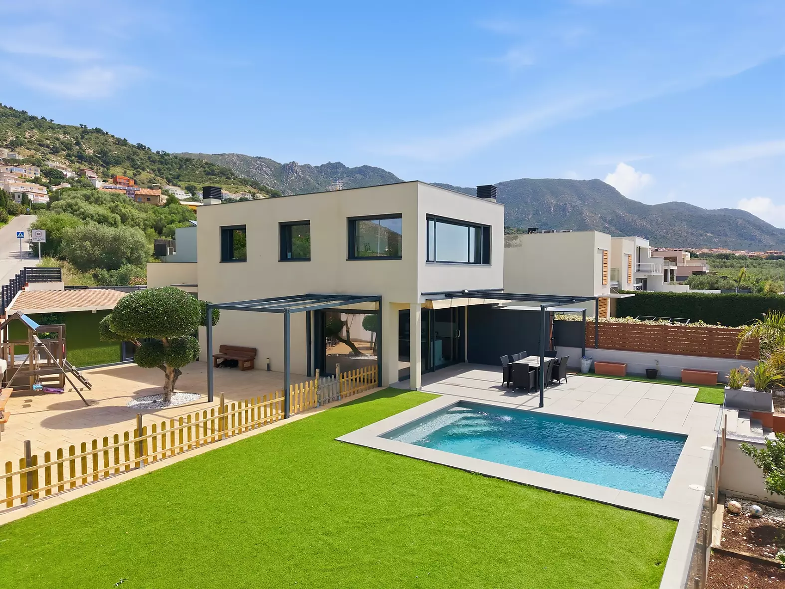 Exclusiva casa moderna amb jardí i piscina privada a Palau Saverdera