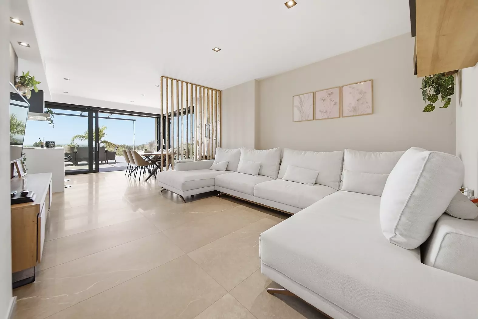 Exclusiva casa moderna amb jardí i piscina privada a Palau Saverdera