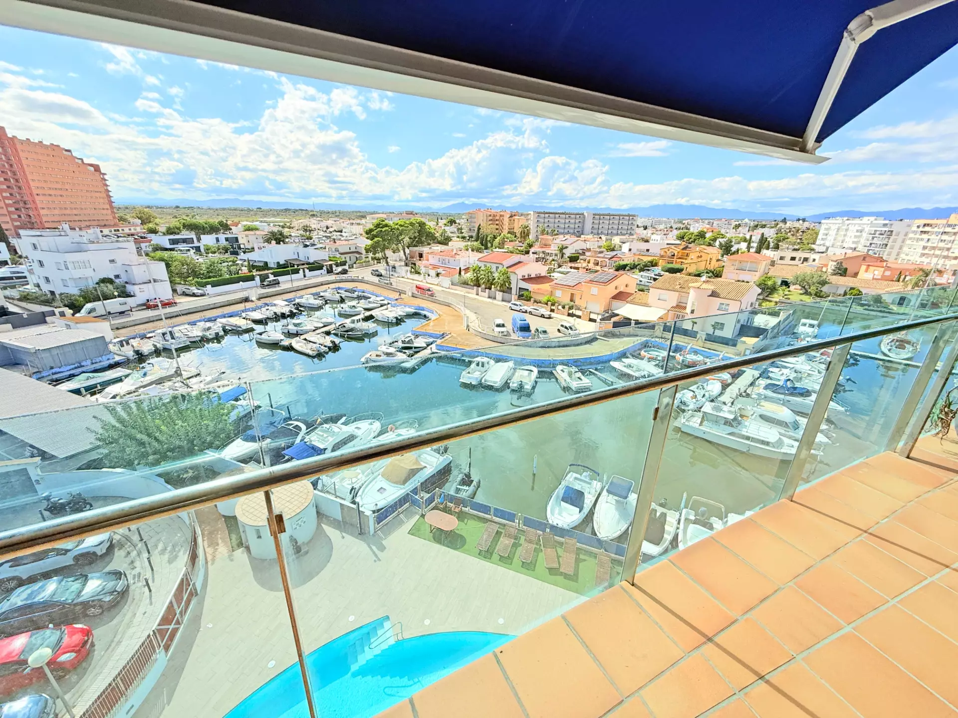Extraordinaire penthouse-duplex avec piscine et parking à Roses