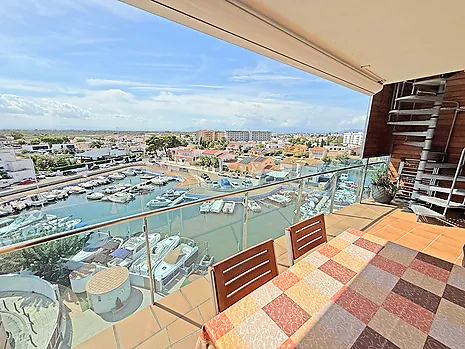 Extraordinario ático-duplex con piscina y parking en Roses