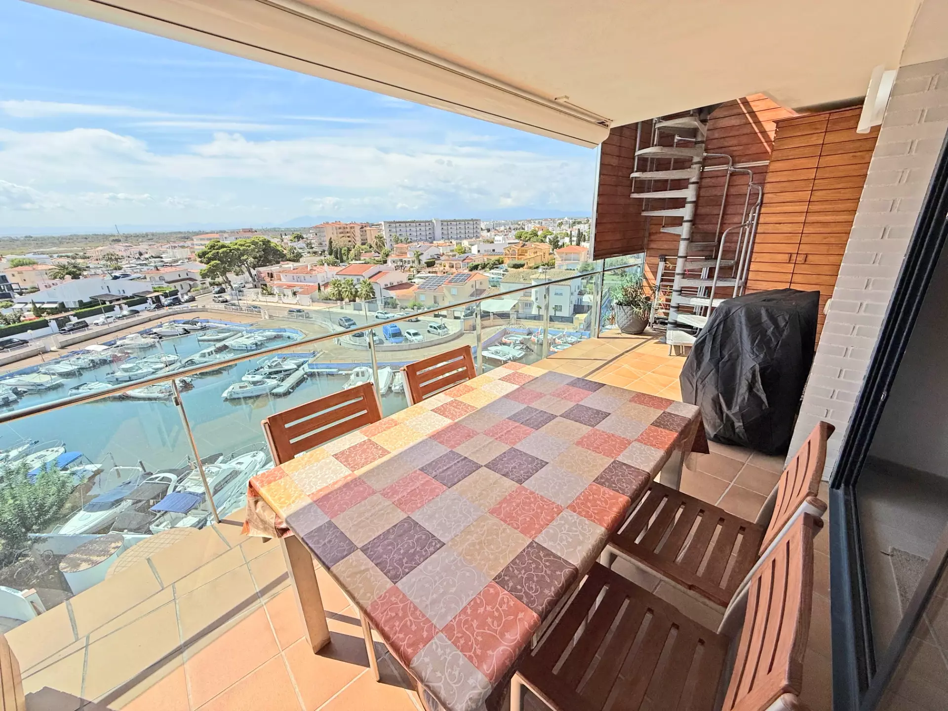 Extraordinaire penthouse-duplex avec piscine et parking à Roses