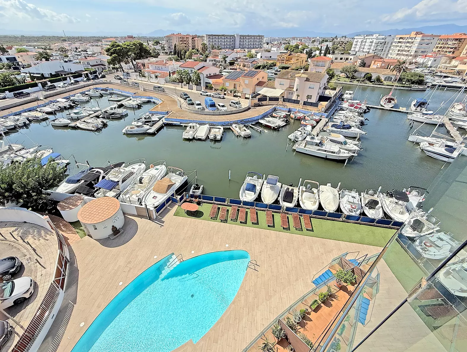 Extraordinari àtic-dúplex amb piscina i pàrquing a Roses