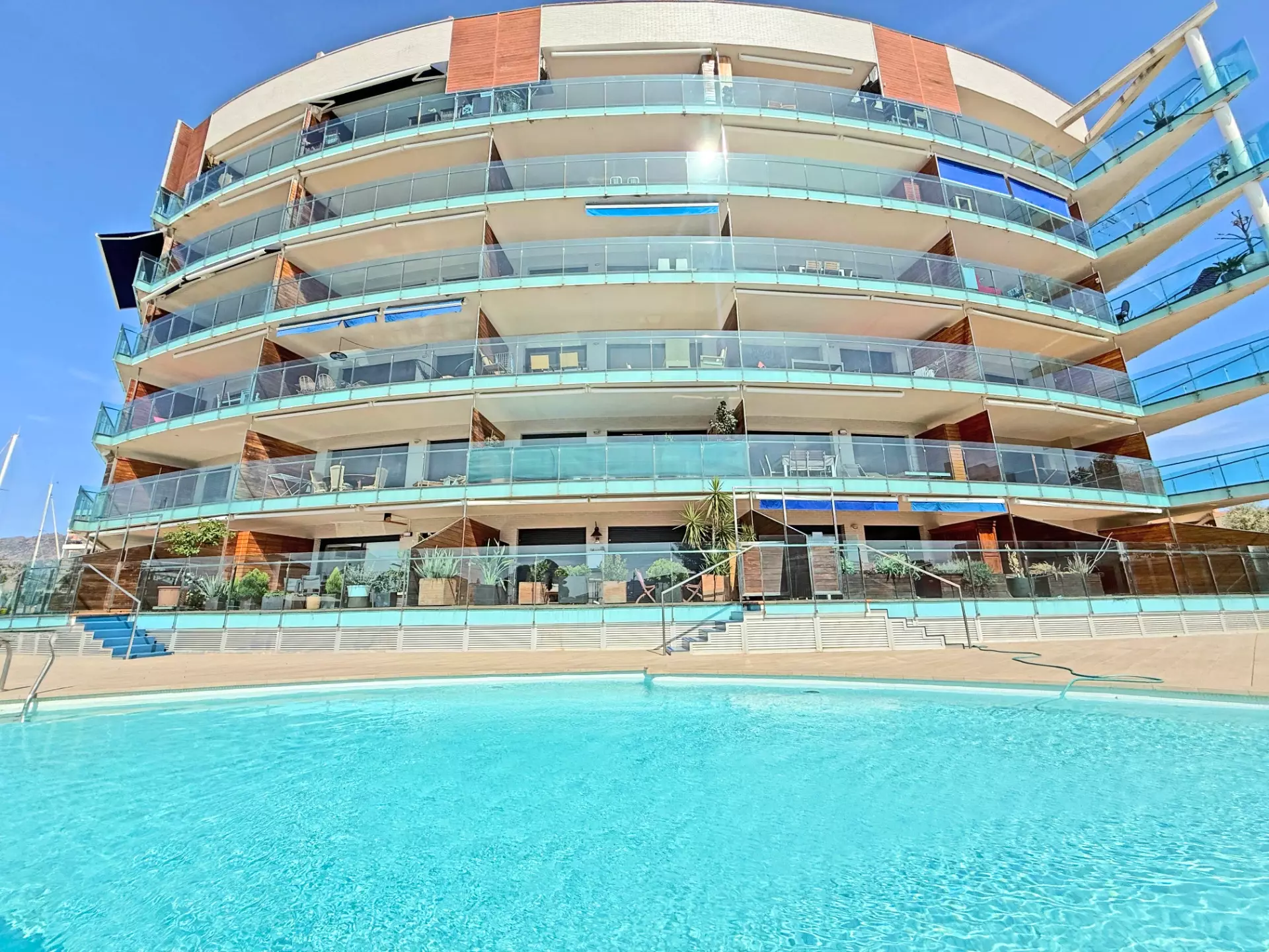 Extraordinaire penthouse-duplex avec piscine et parking à Roses