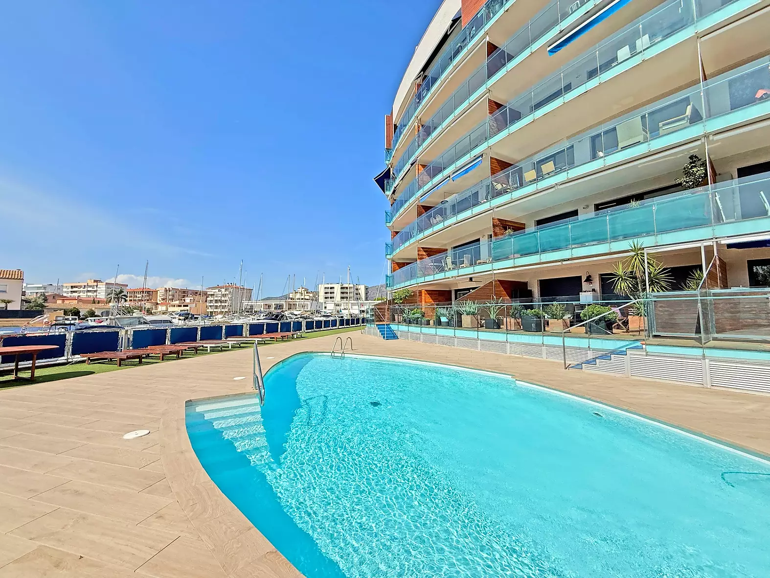 Extraordinari àtic-dúplex amb piscina i pàrquing a Roses