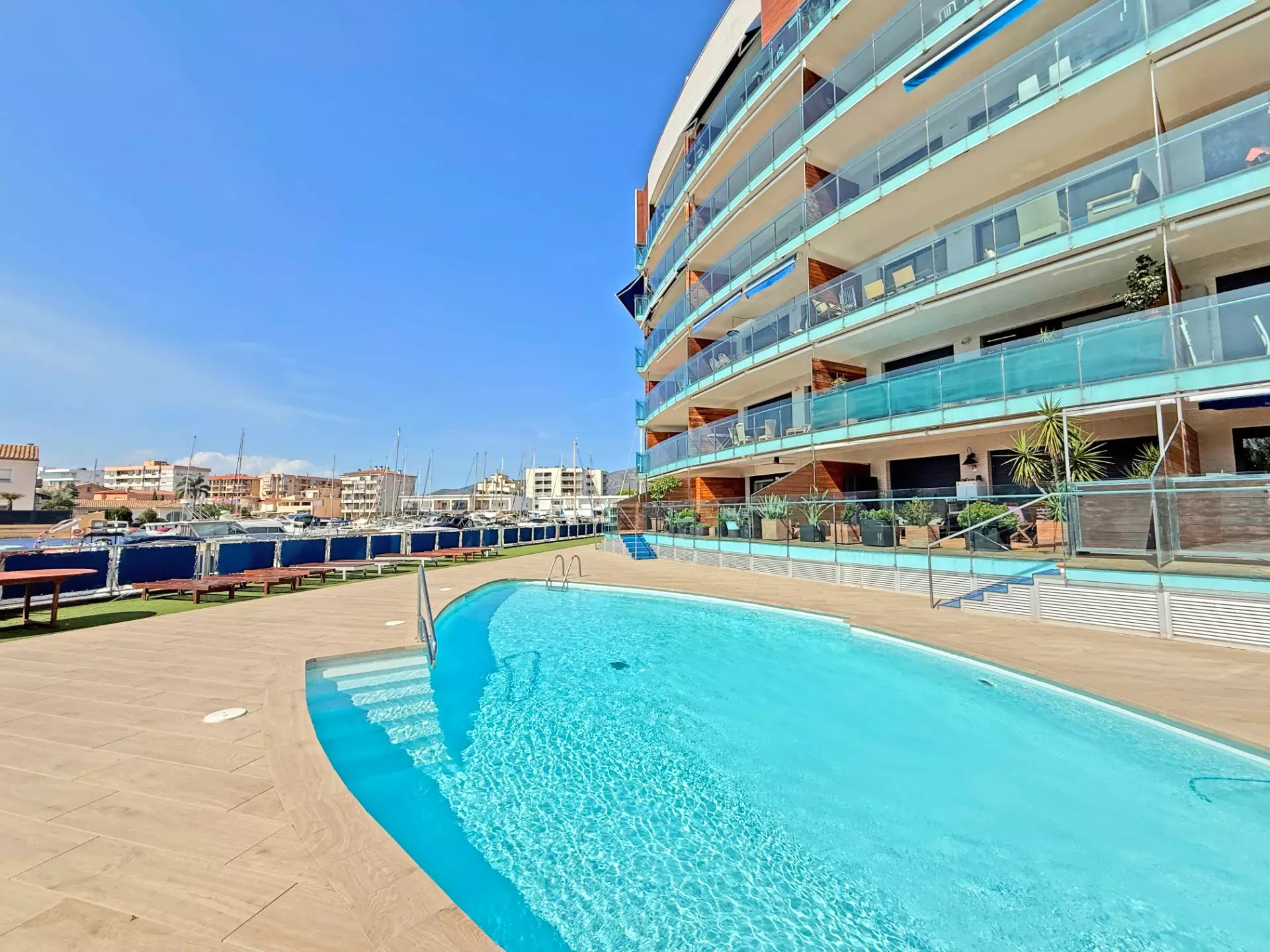 Extraordinaire penthouse-duplex avec piscine et parking à Roses