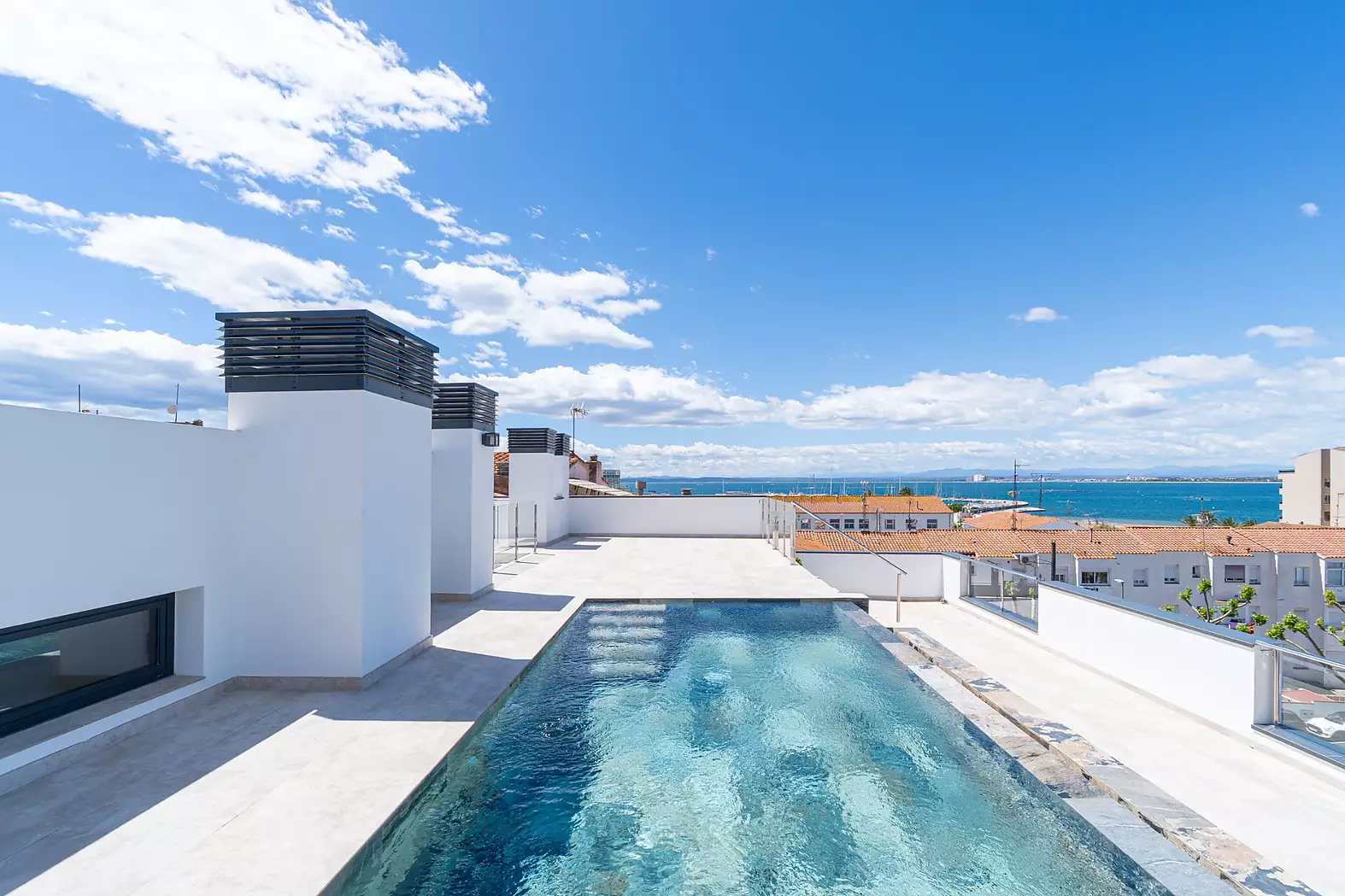 Modern apartment just 200 m from Roses beach