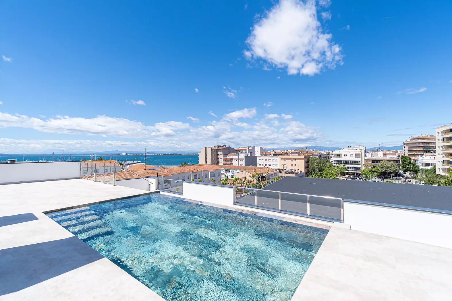 Modern apartment just 200 m from Roses beach