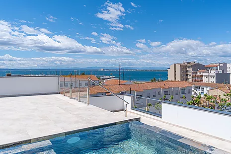 Pis modern a només 200 m de la platja de Roses