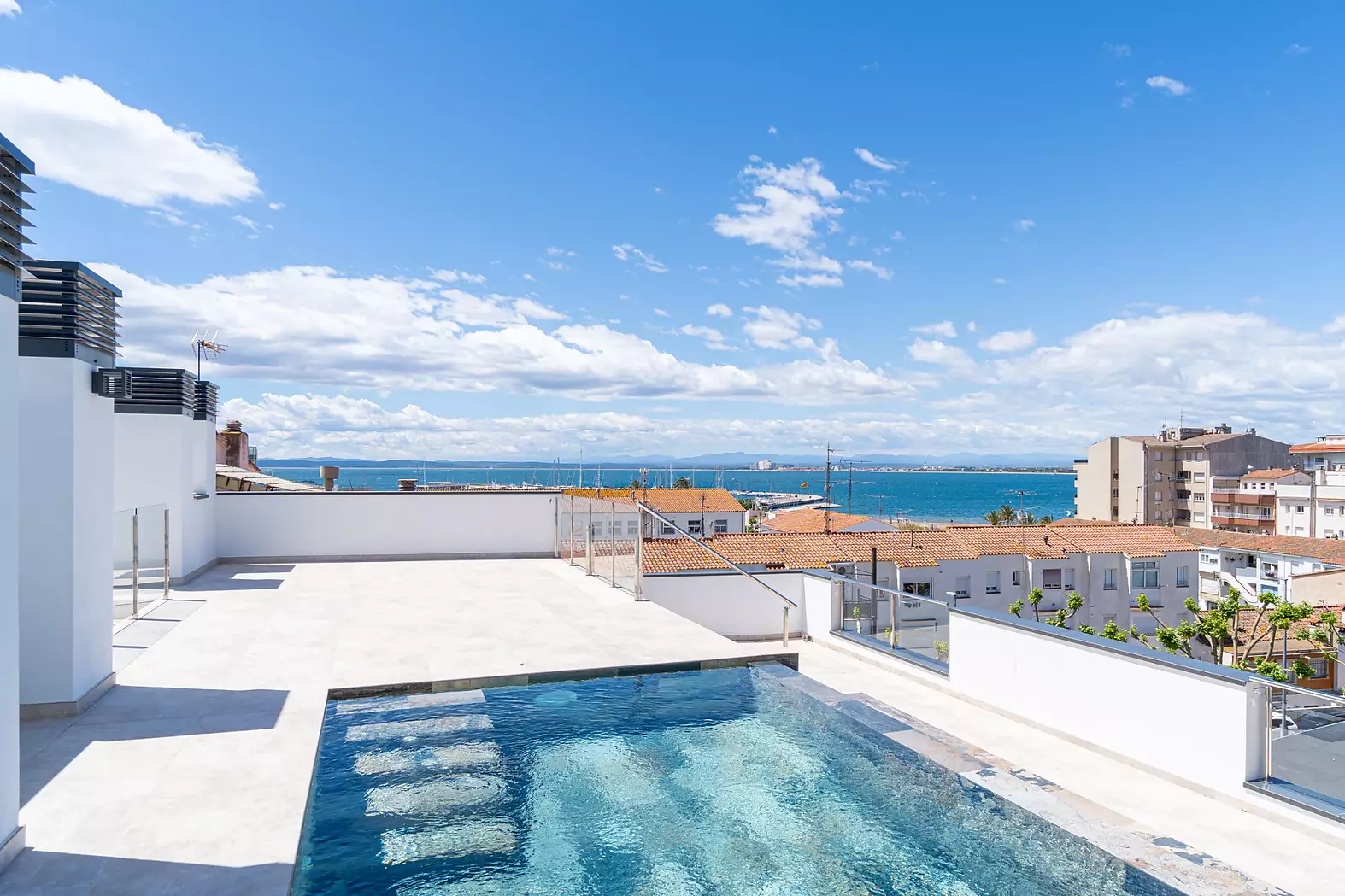 Modern apartment just 200 m from Roses beach