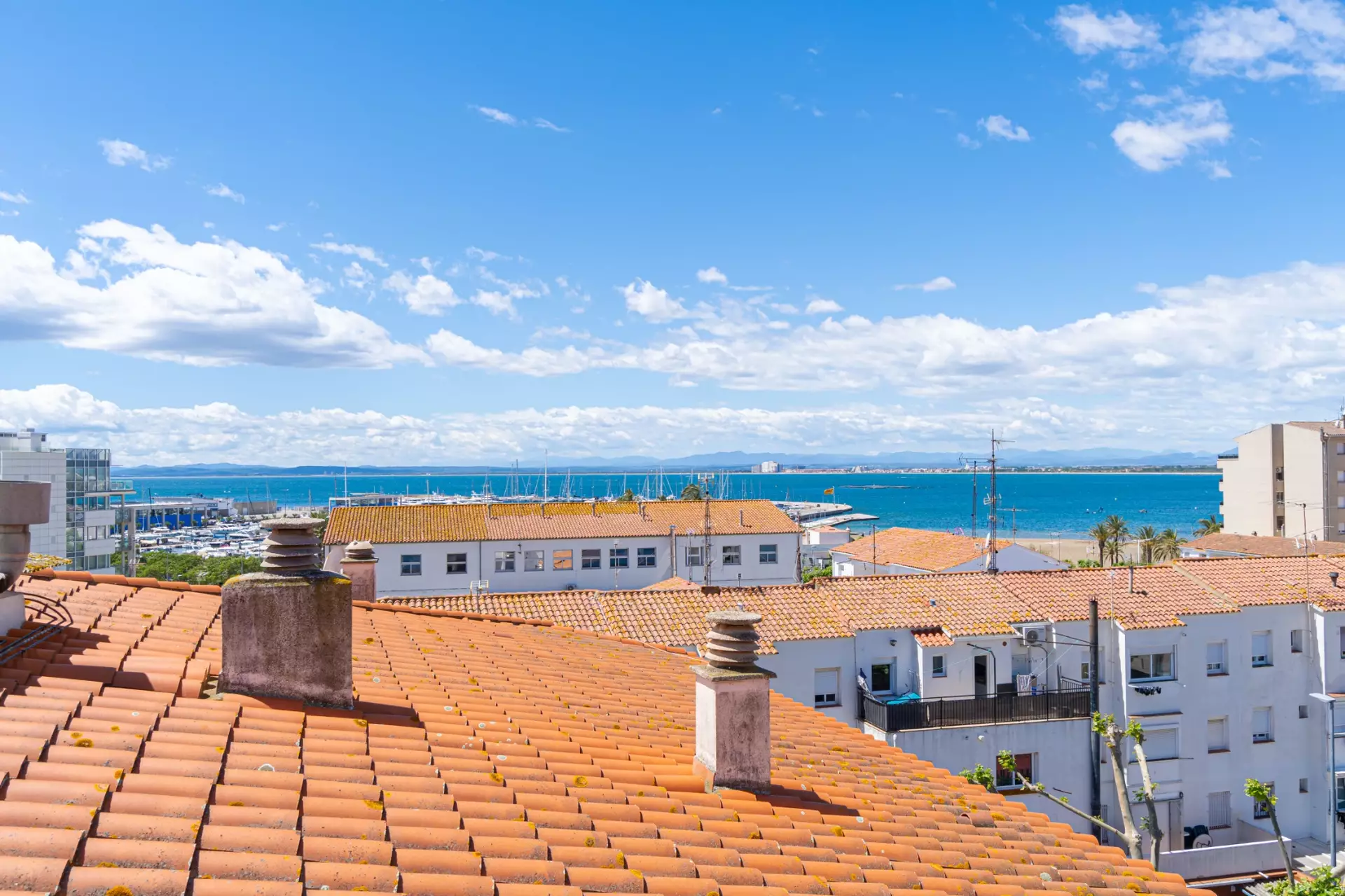 Pis modern a només 200 m de la platja de Roses