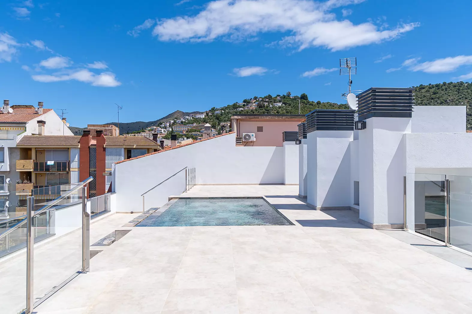 Modern apartment just 200 m from Roses beach