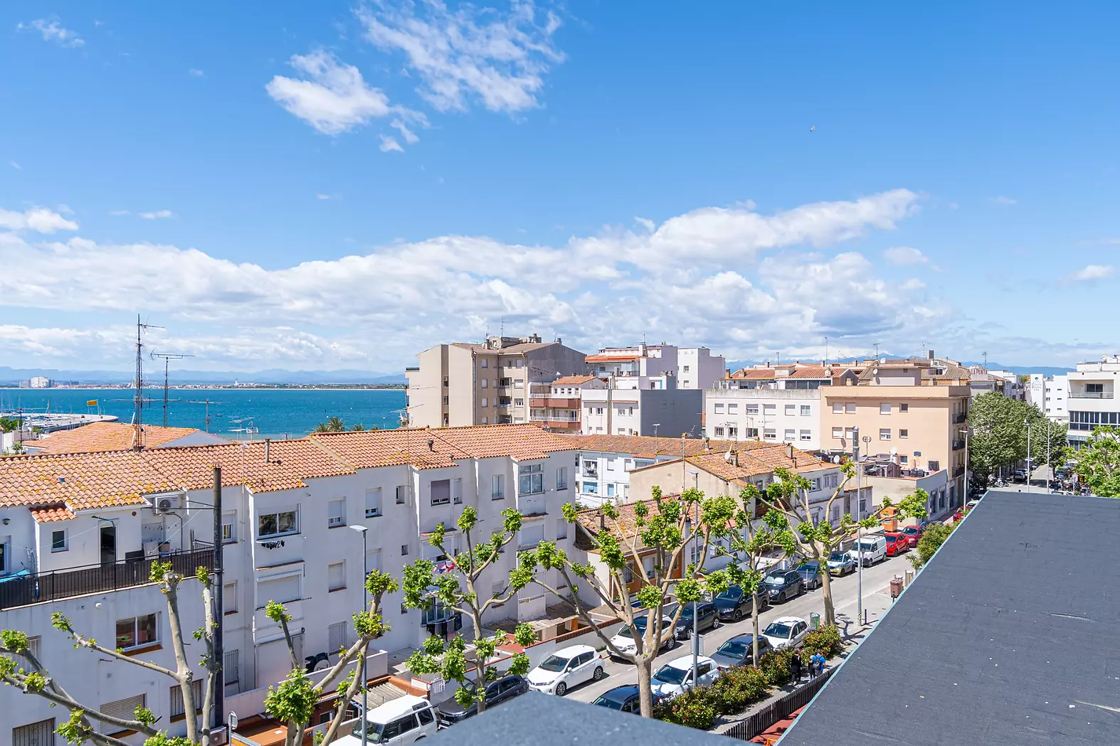 Modern apartment just 200 m from Roses beach