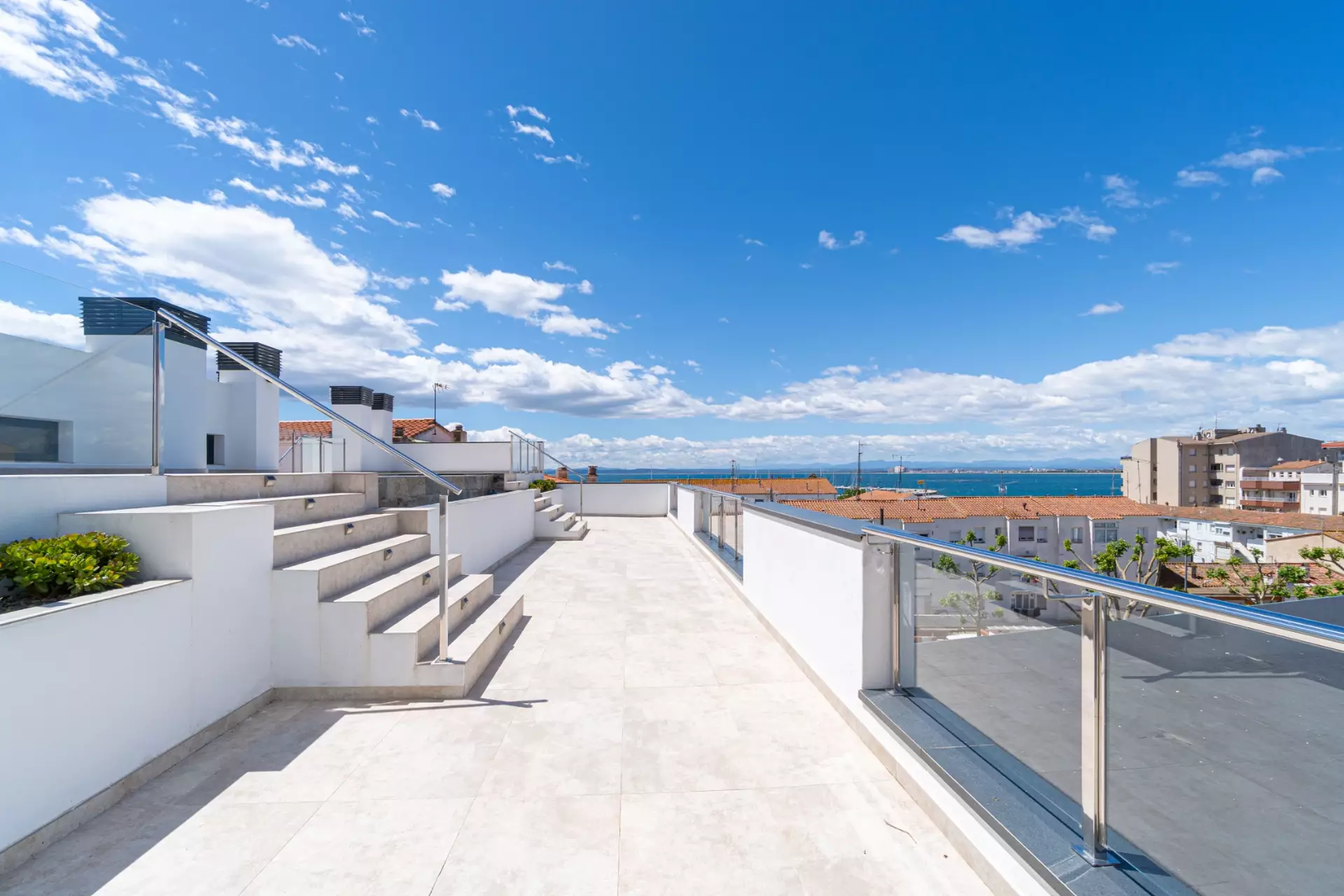 Pis modern a només 200 m de la platja de Roses