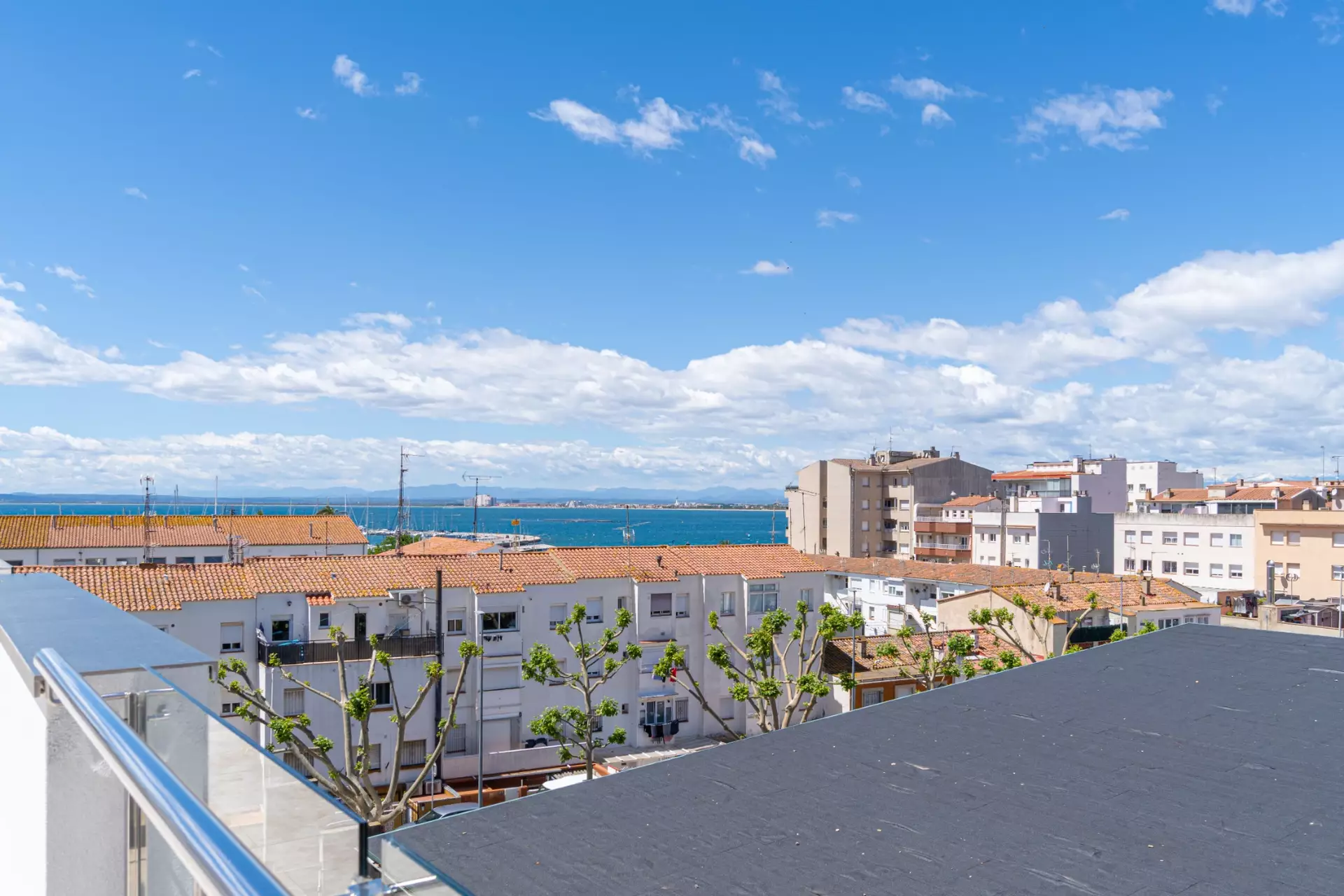 Pis modern a només 200 m de la platja de Roses