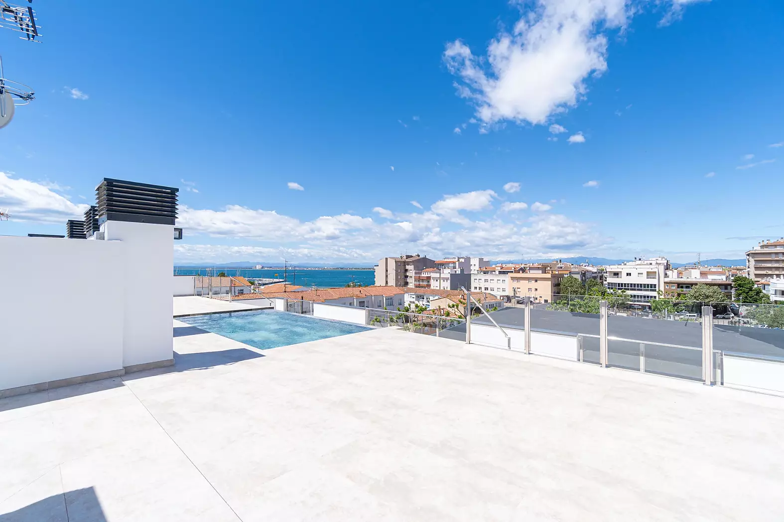 Modern apartment just 200 m from Roses beach