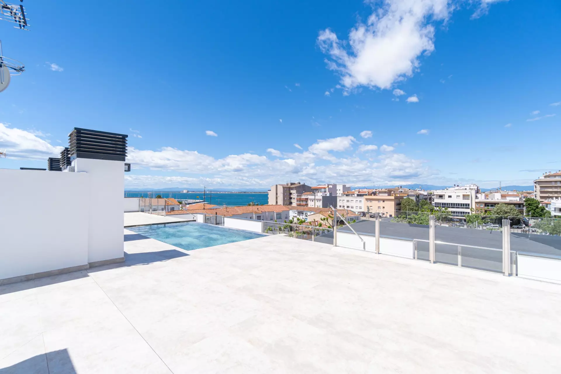 Pis modern a només 200 m de la platja de Roses