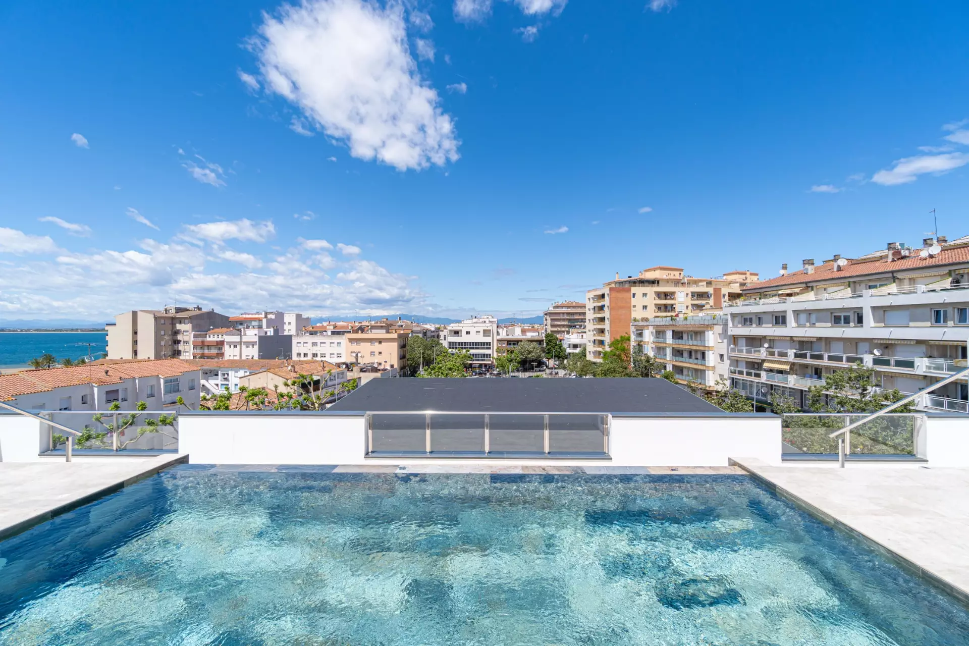 Pis modern a només 200 m de la platja de Roses