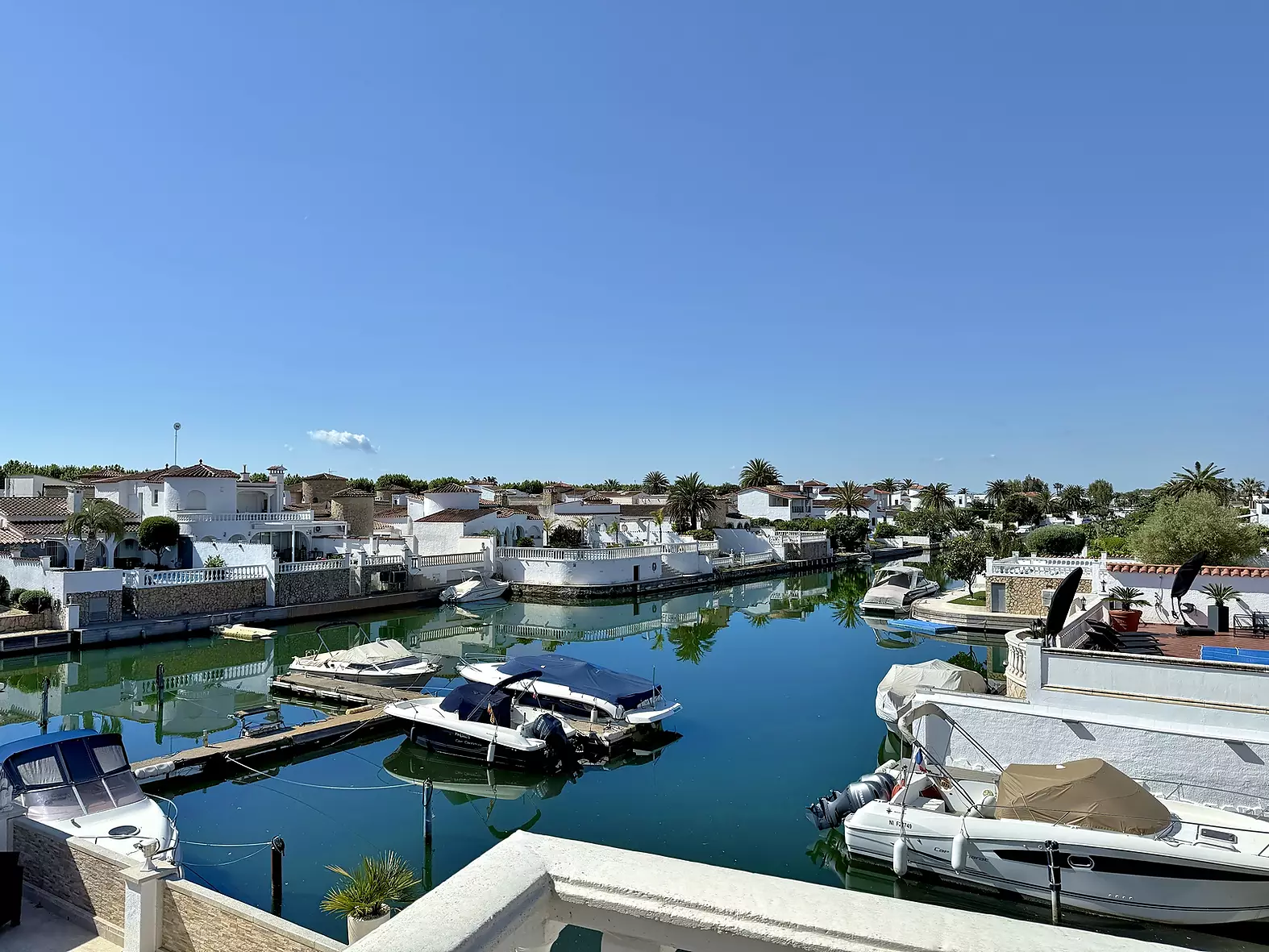 Casa encantadora renovada amb amarratge 8x3, piscina i garatge a Empuriabrava